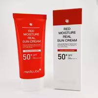 کرم ضد آفتاب مرطوب کننده و تسکین دهنده SPF50 مدی کیوب RED MOISTURE حجم 50میل