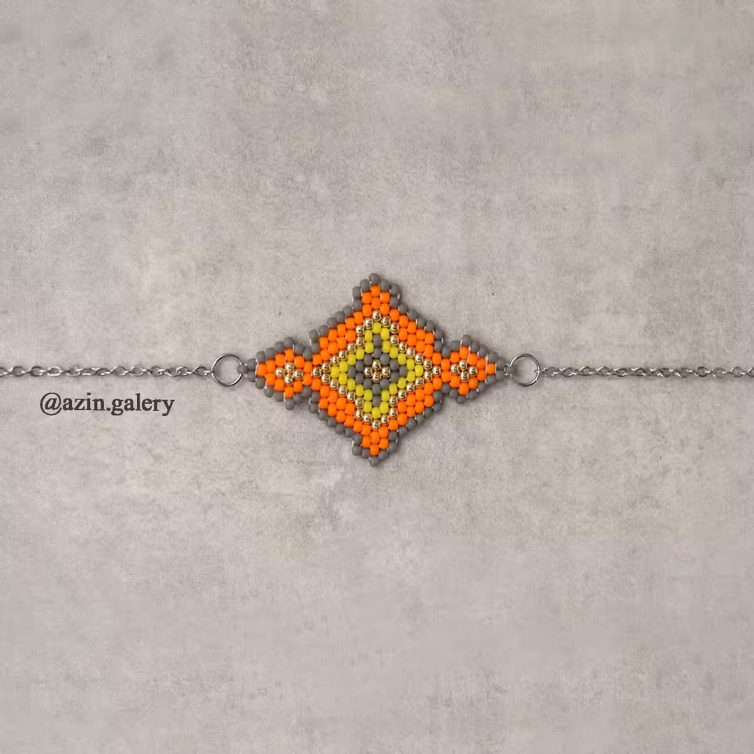 دستبند پیکسلی دستباف با منجوق اصل ژاپن و قطعات فلزی صددر صد استیل و  رنگ ثابت 