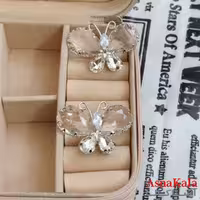 گوشواره پروانه جواهری مدل آویز نگیندار رنگ نقره ای کد GSH152108W