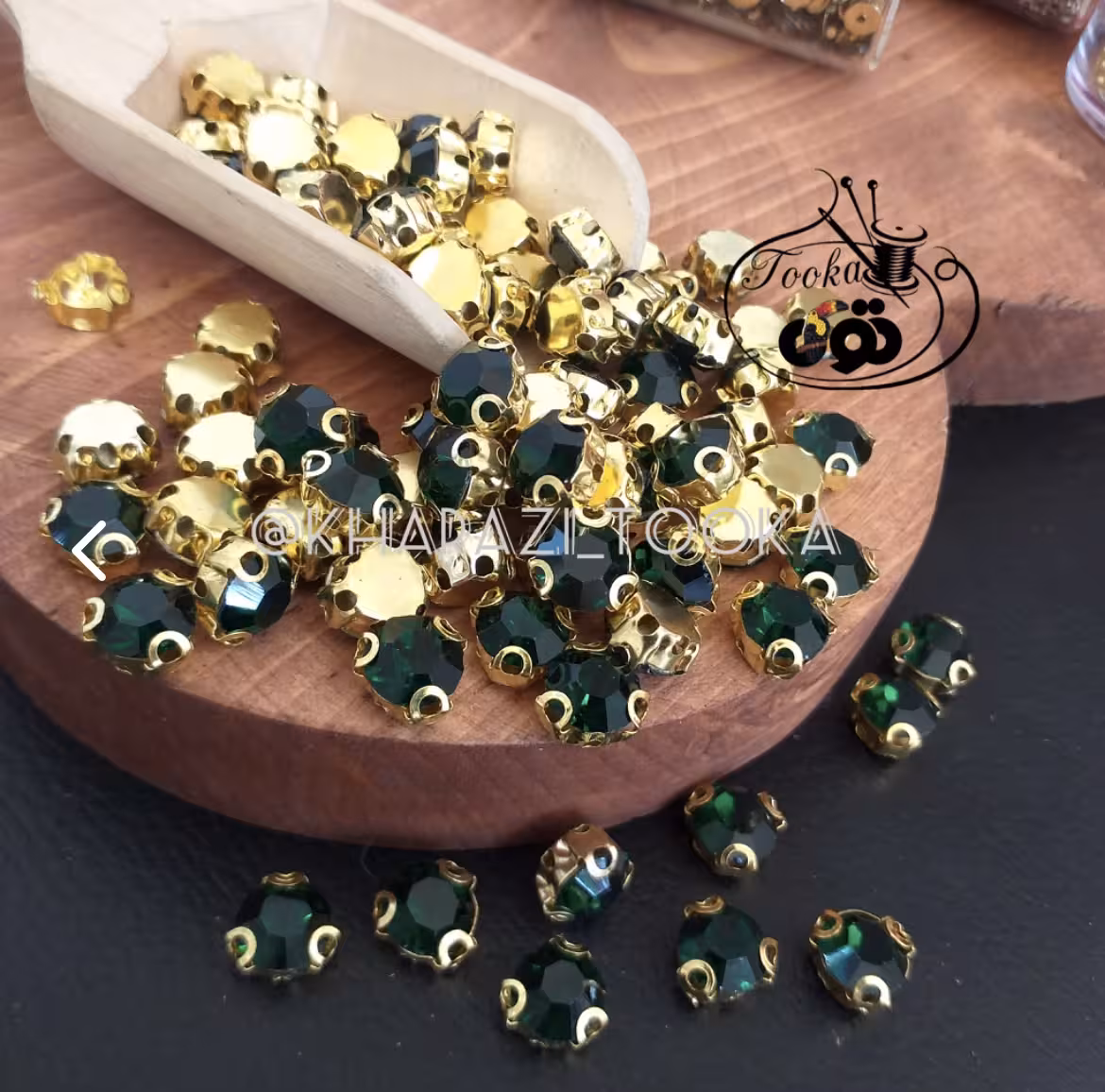 نگین گرد پایه دار سبز تیره (پایه طلایی)