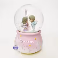 گوی چراغدار موزیکال پمپی برفی دختر و پسر مقابل برج ایفل با هدیه