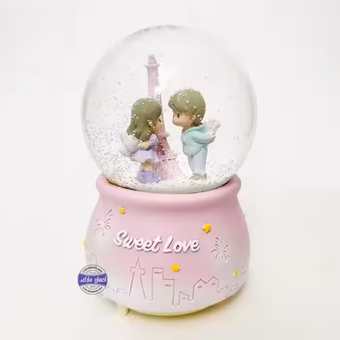 گوی چراغدار موزیکال پمپی برفی دختر و پسر مقابل برج ایفل با هدیه