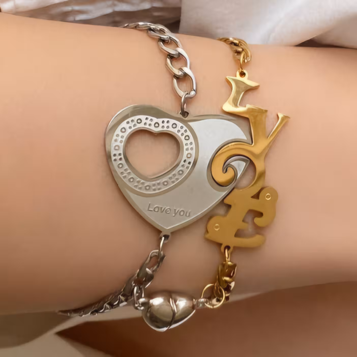 دستبند استیل مدل ست دوستی، طرح عشق (Love)، همراه با قلب مگنتی مجموعه 2 عددی