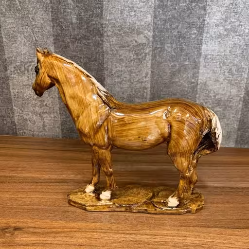 مجسمه اسب رومیزی آرام طرح چوب