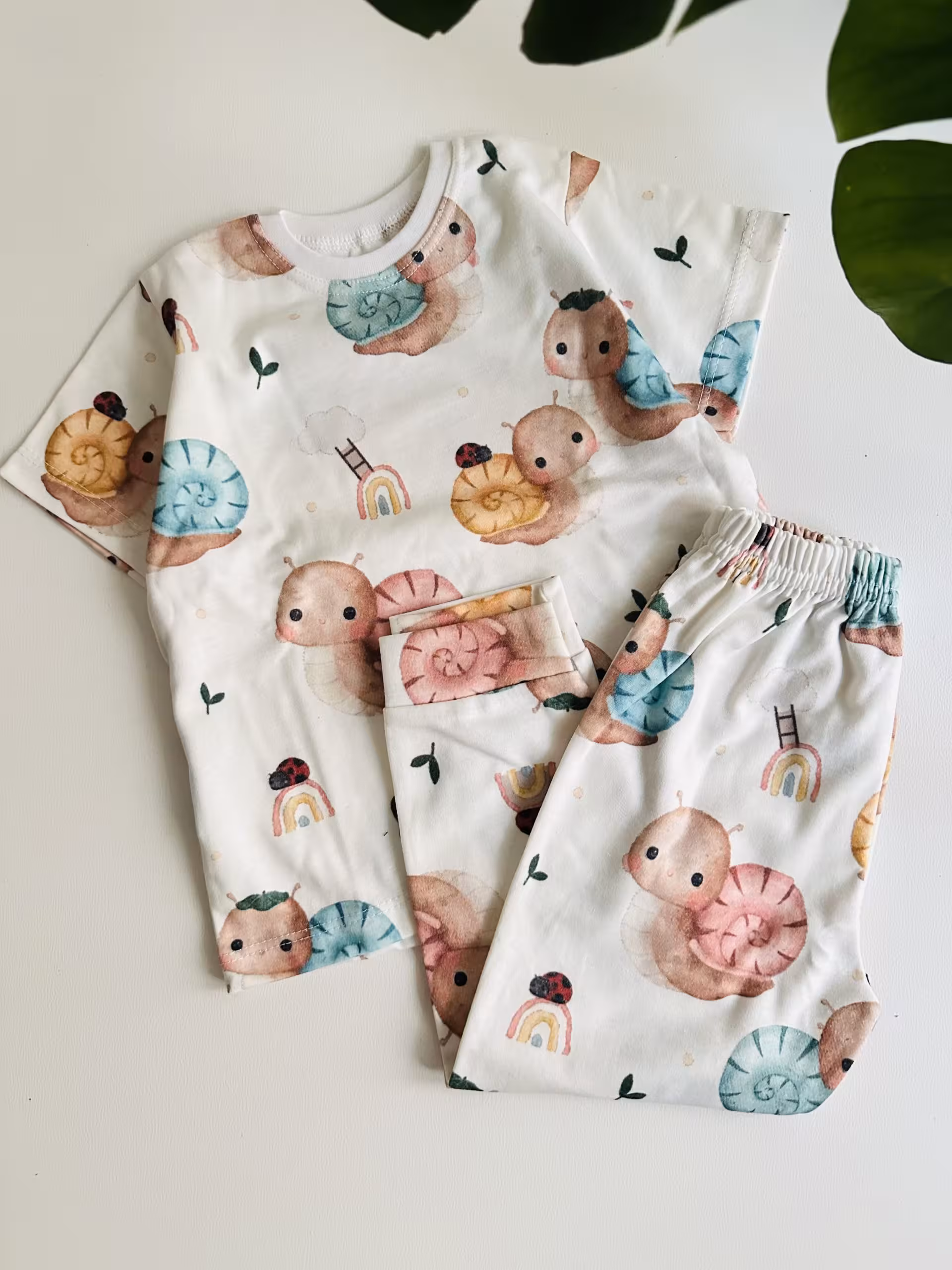 لباس راحتی بچگانه ست آستین کوتاه و شلوار حلزون رنگی زمینه سفید