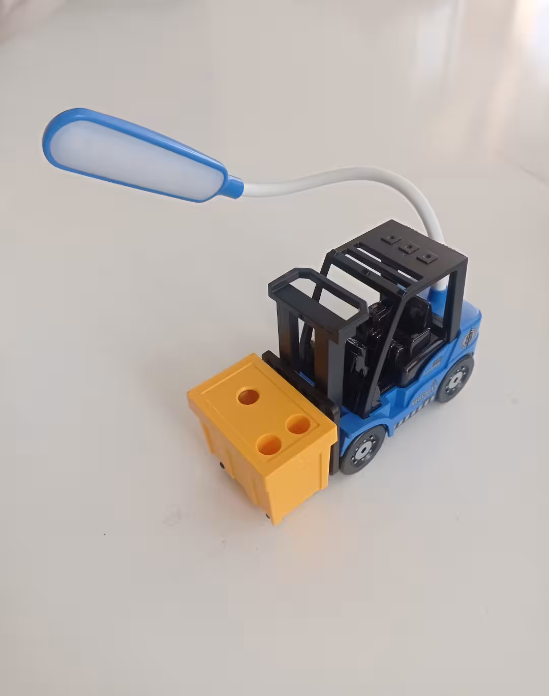 چراغ مطالعه چهار کاره(چراغ   تراش   جامدادی   هولدر گوشی) مدل شارژی فانتزی طرح لیفتراک رنگ آبی