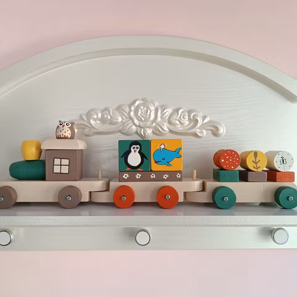 قطار چوبی مونته سوری دارای 3 واگن در رنگبندی دلخواه شما