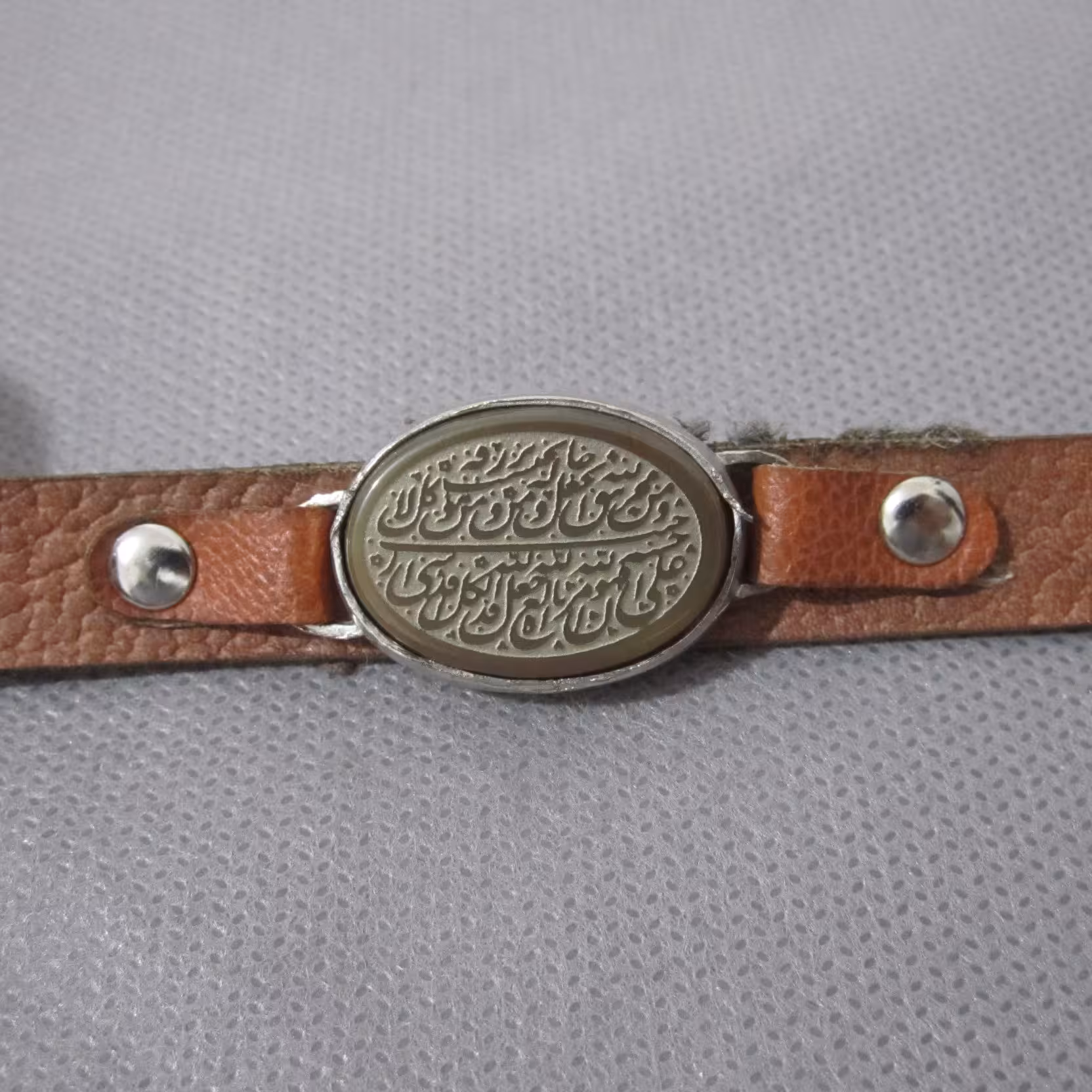 دستبند من یتق الله با بند قهوه ای و کتیبه عقیق قهوه ای حکاکی شده