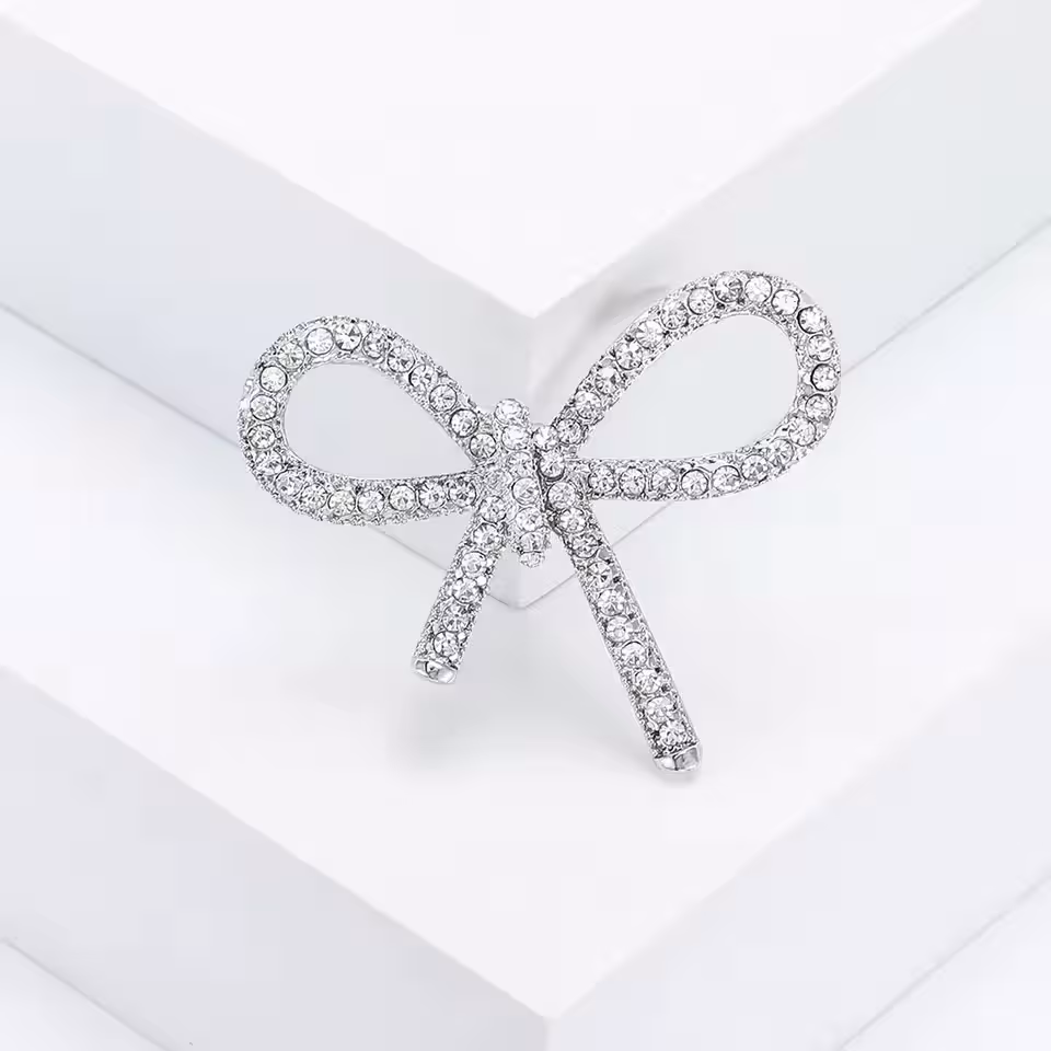 گل سینه مدل پاپیونی نگین دار کد ZGS07