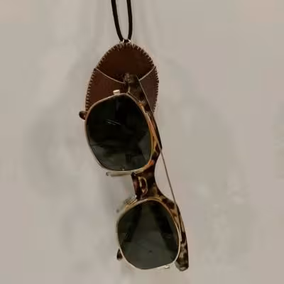 آویز عینک چرمی طرح خاص با بند چرمی