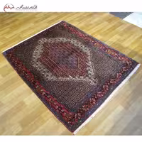 فرش دستبافت سنندج کد 40129 در طرح زیبای لچک و ترنج با زمینه کرم و حاشیه ی لاکی همراه با تراکم بالا، سایز ذرع و نیم