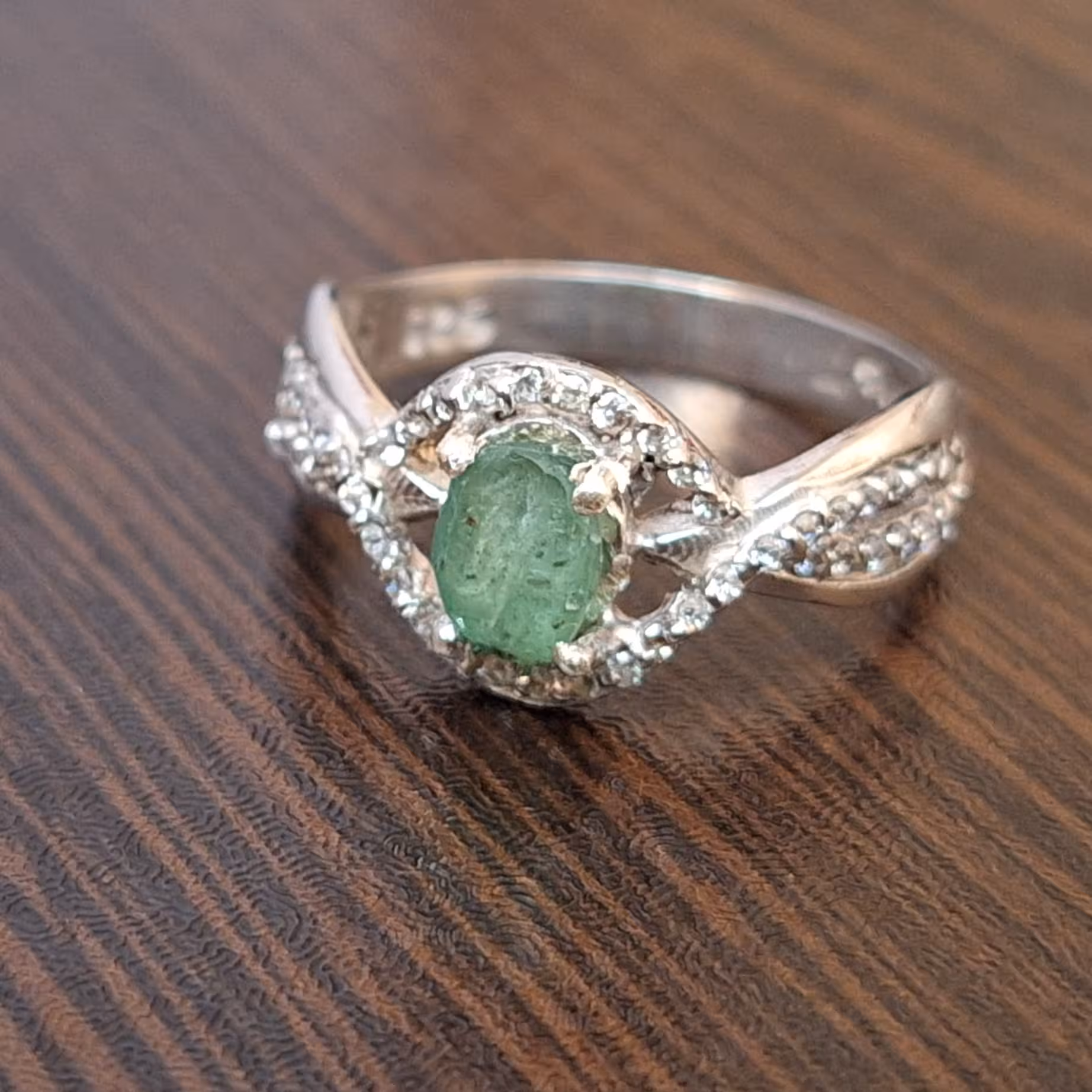 انگشتر نقره زنانه زمرد جواهری و اصل آبکاری رودیوم آقابزرگ