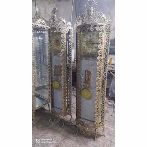 ساعت برنزی خم ایستاده