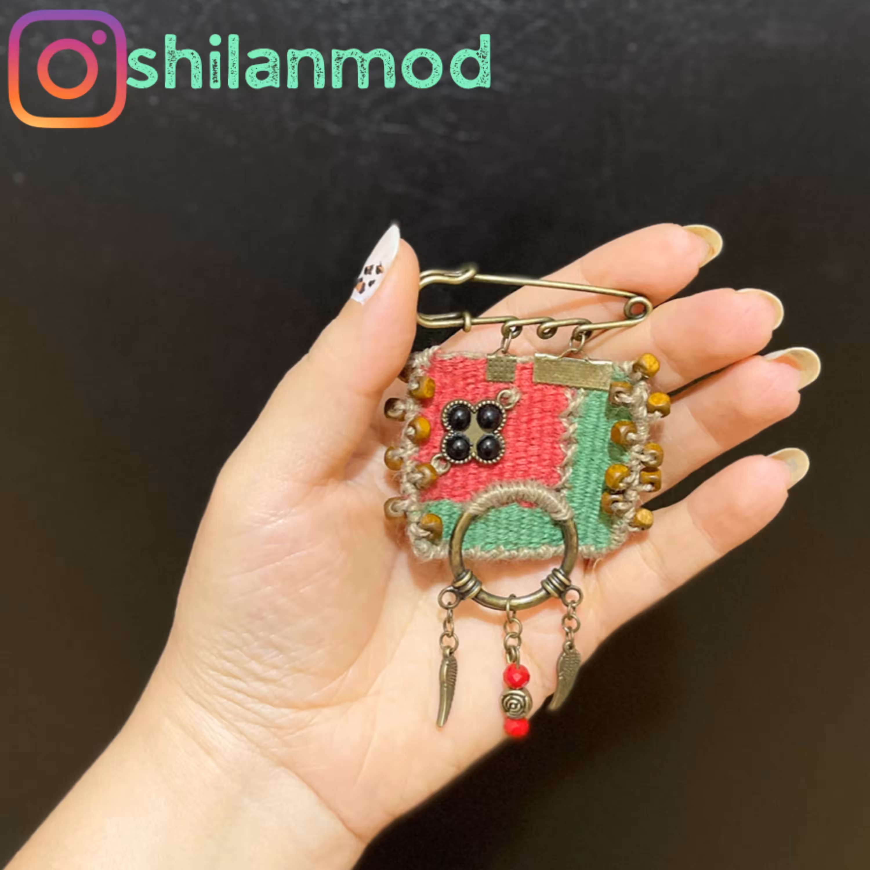 سنجاق سینه گلیم بافت ترکیب با خرجکار زرد قلم و مهره چوبی و سنگ کریستال