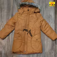 کاپشن پالتویی کلاه دار جنس میکرو تو خز دارای بند تنظیم درکمرسنین 9تا15
