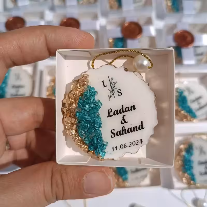 گیفت رزینی سایز 5 سانت همراه با جعبه و اهن ربا