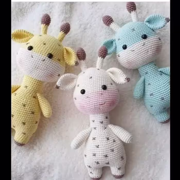 عروسک بافتنی زرافه 25 سانتی‌متری بافت با رنگ دلخواه