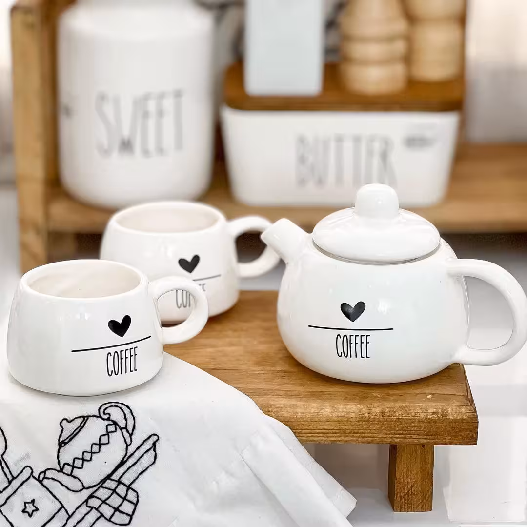 قوری و دو عدد فنجان سرامیکی سرویس قوری و فنجان سرامیک تکست سرویس چای خوری ریدان