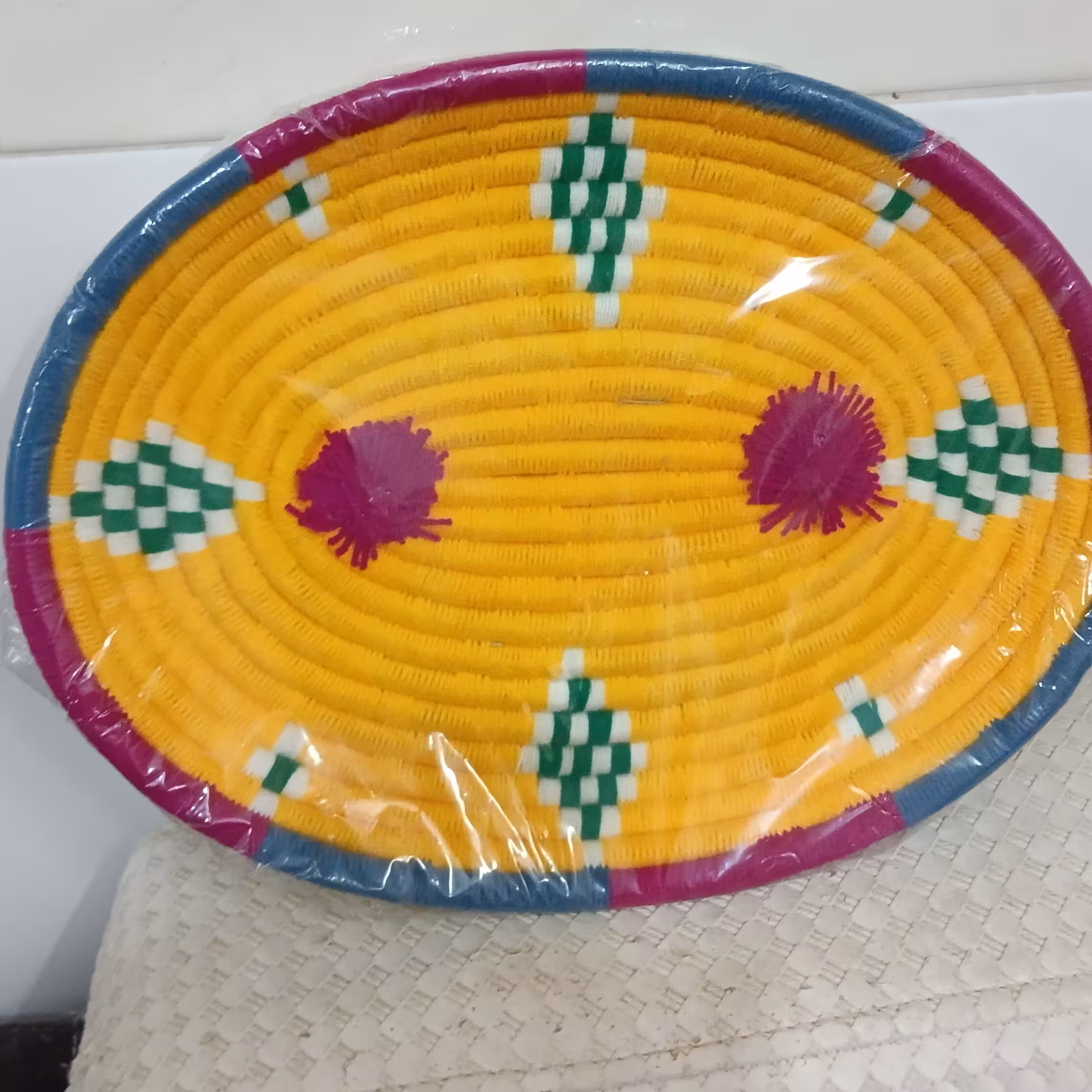 سینی بیضی شکل حصیر بافی و کاموا با دست سبک وشیک ومحکم هست