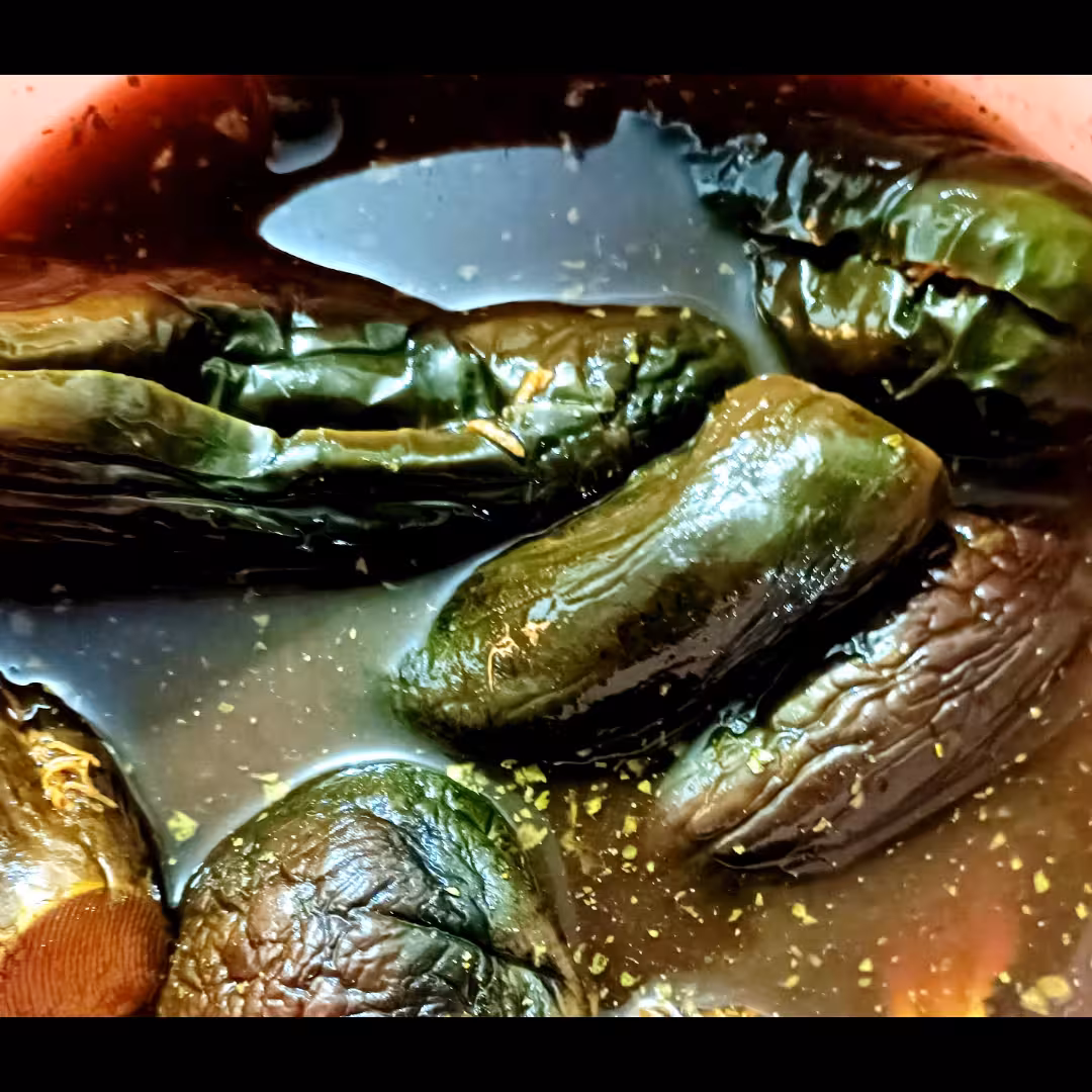 ترشی بادمجان شکم پر.بهداشتی و ارگانیک ترش و تند و لذیذ.با سبزیجات معطر