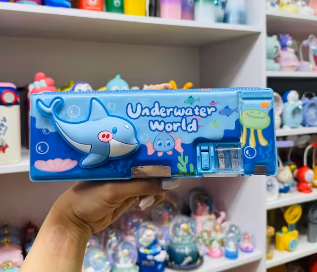 جامدادی کتابی مگنتی اسکویشی دار طرح دلفین 2