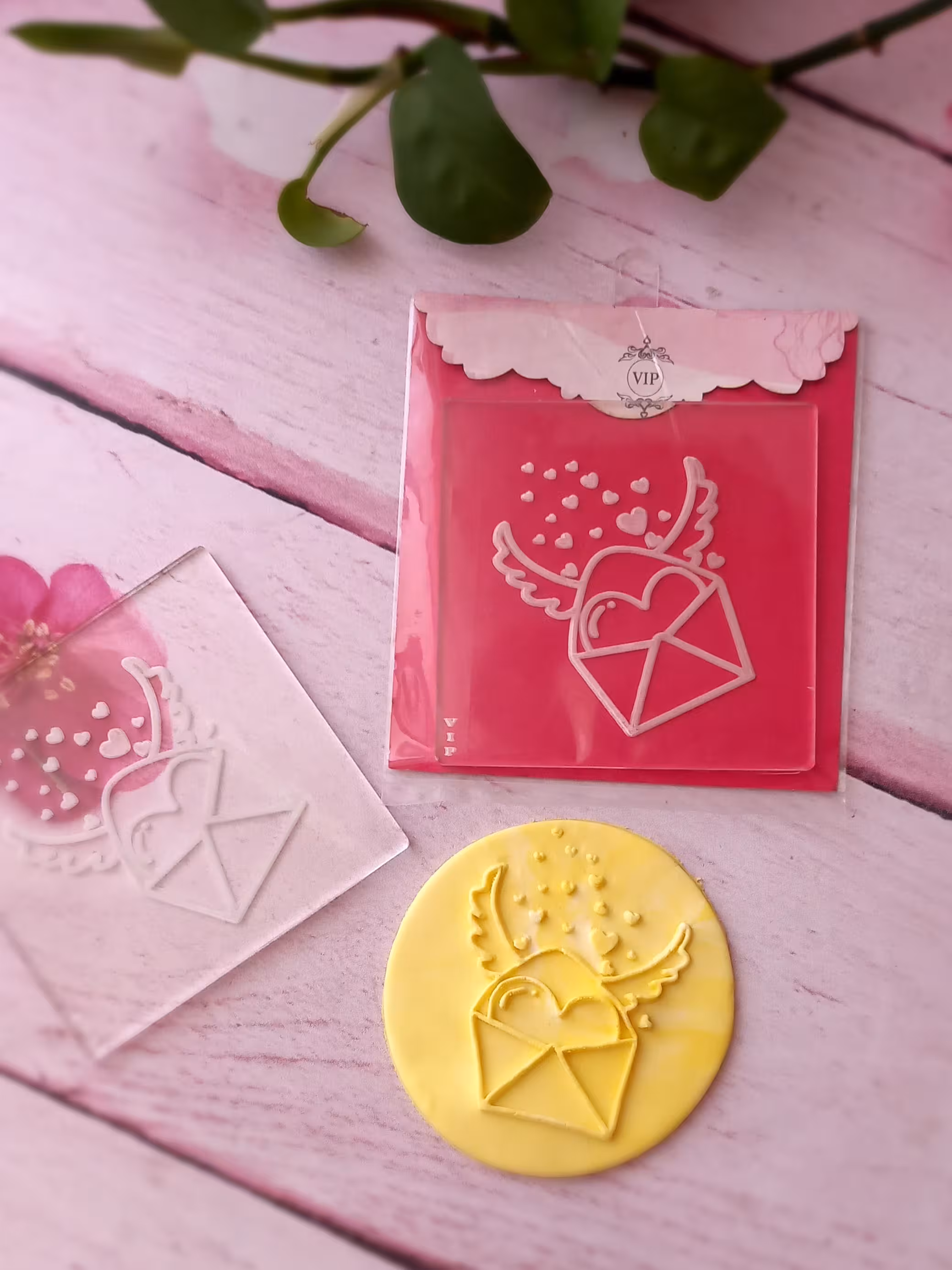 استامپ برجسته طرح پاکتنامه بال‌دار