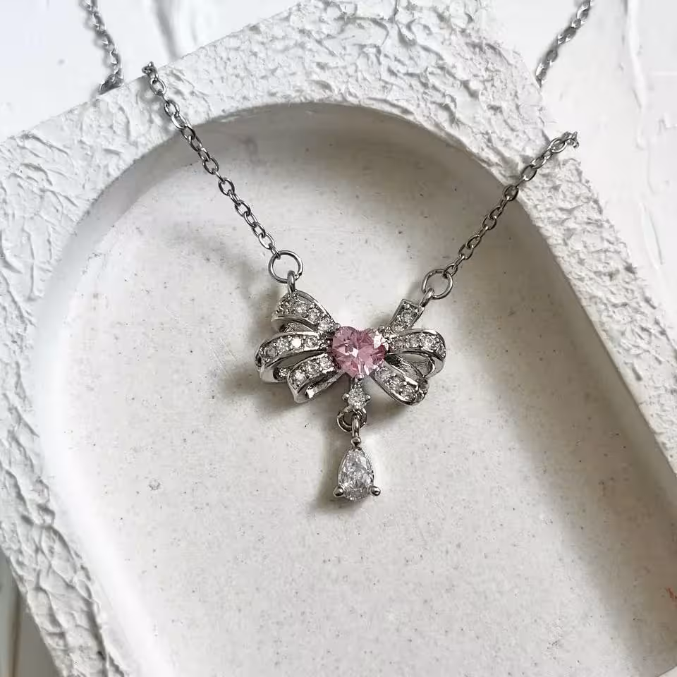 گردنبند پاپیون با قلب صورتی