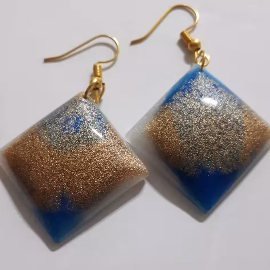 گوشواره رزینی رنگی رنگی😍این گوشواره در رنگ ها و شکل هایه مختلف قابل سفارشه،ست گردنبند ،دستبد،انگشتر نیز قابل سفارش