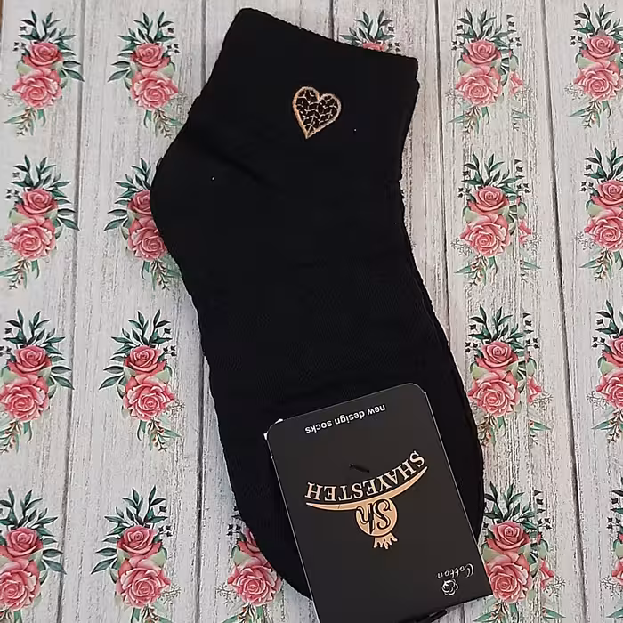 جوراب مشکی نخی طرح برجسته بسیار نرم و لطیف و بسیار مشکی کیفیت عالی طرح  شیک وخاص در  پنج طرح زیبا