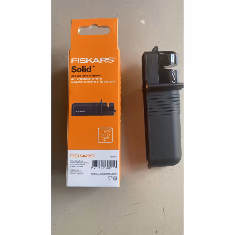 سنگ تیزکن فیسکارس برای تبر و چاقو – دستگاه تیزکن حرفه‌ای دوکاره با طراحی فنلاندی و کیفیت بالا برای ابزارهای باغبانی و آشپزخانه