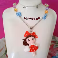 گردنبند  خمیری پیکسلی دخترونه تزئین شده با مروارید های رنگی وزنجیر نقره ای 
