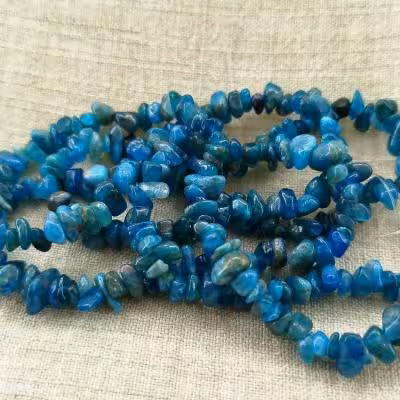 ریسه سنگ آپاتیت شکسته (طول ریسه 40 سانتیمتر است)