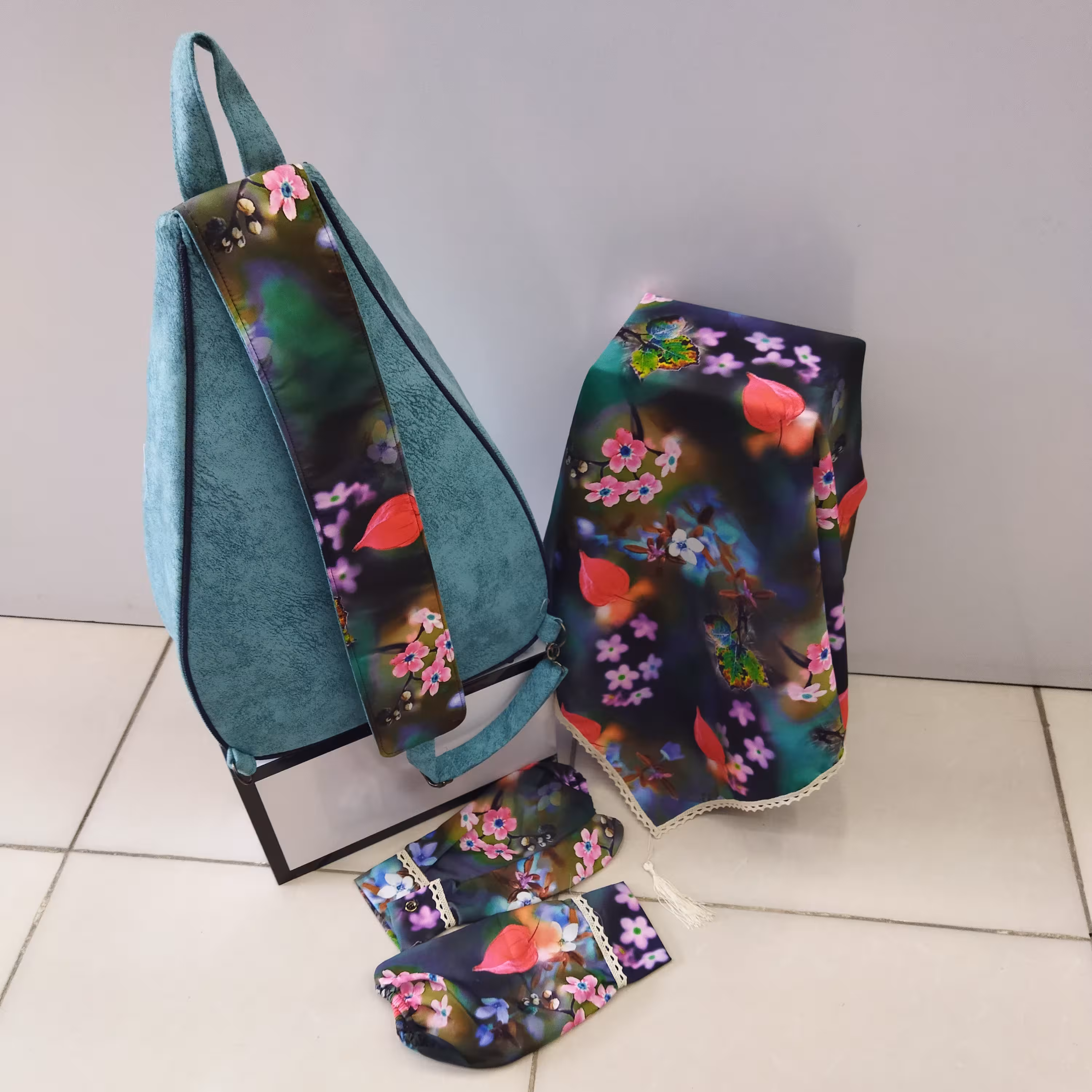 کوله یک طرفه سبک وجادار و روسری ساق