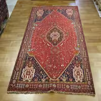 فرش دستباف شيراز طرح لچک و ترنج سایز پرده اي رنگ زمینه لاكي رنگ حاشیه قهوه اي کد 38601