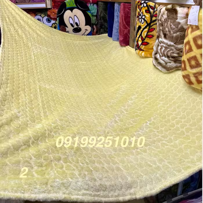 پتو نرمینه  یک نفره  مدل سروین ساده گلبرجسته مسافرتی ساکدار کرم شیری کد2 