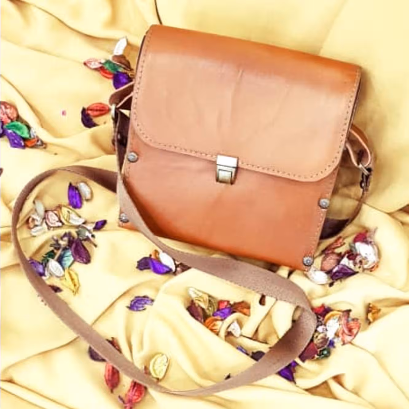 کیف  زنانه چرم طبیعی دست دوز طبله چوبی 