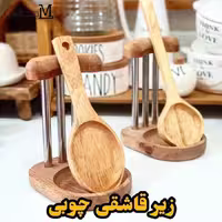 زیر قاشقی چوبی ایستاده