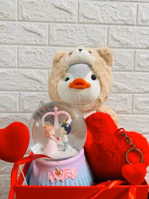 پک ولنتاین وکادویی گوی موزیکال وعروسک پنگوئن لباس خرسی
