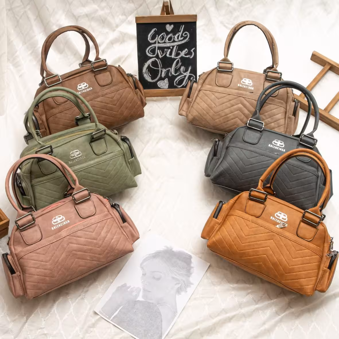 کیف زنانه دررنگ بندی زیبا جادار دارای بند بلند