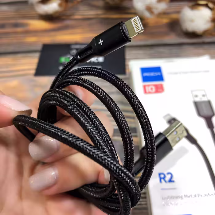 کابل تبدیل USB به لایتنینگ راک مدل R2 طول 1 متر 