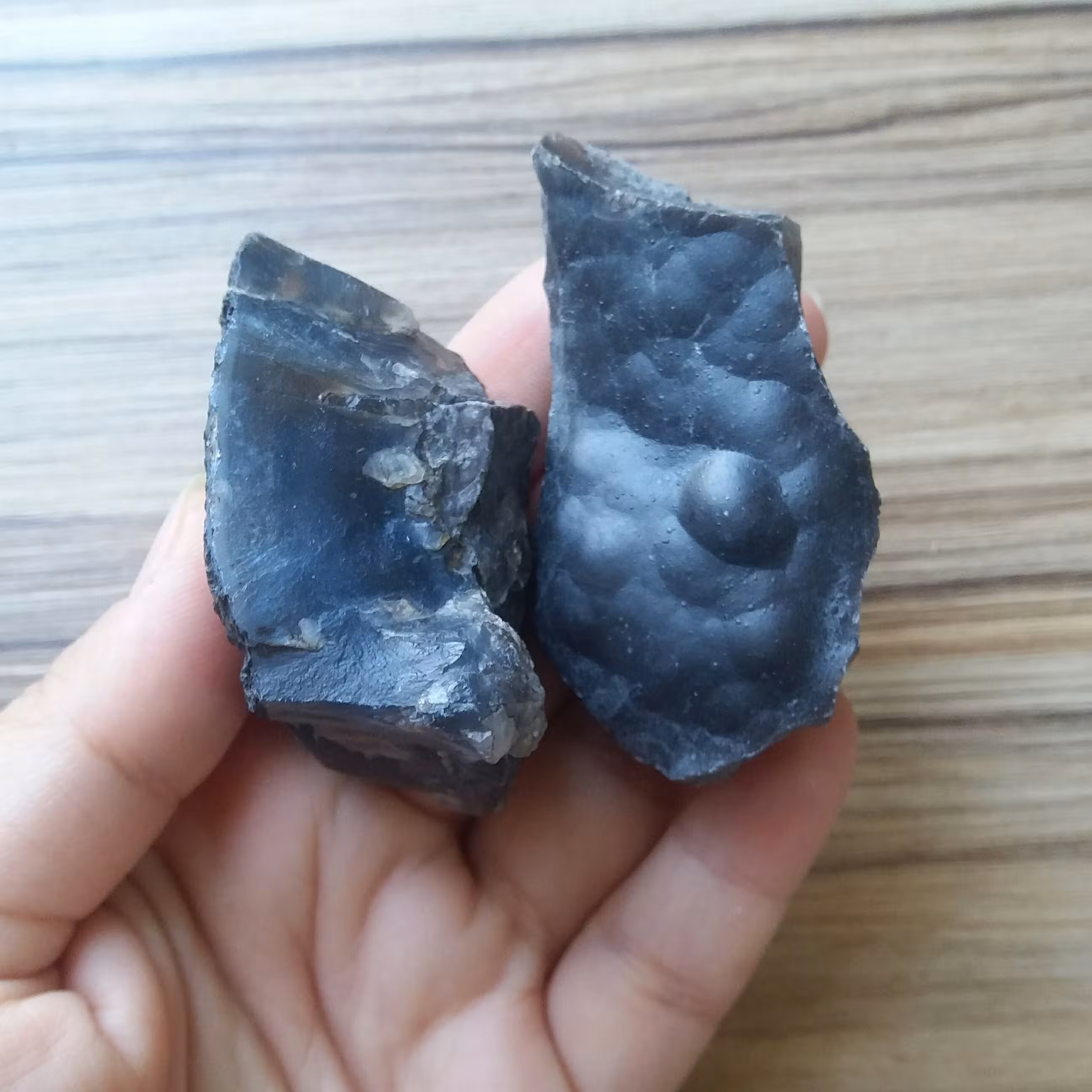 سنگ عقیق اصل سیاه تاولی طبیعی فوق کلکسیونی و کمیاب با خواص بسیار سنگ عقیق طول 5.5 و 5 سانته مناسب جهت استفاده در ویترین