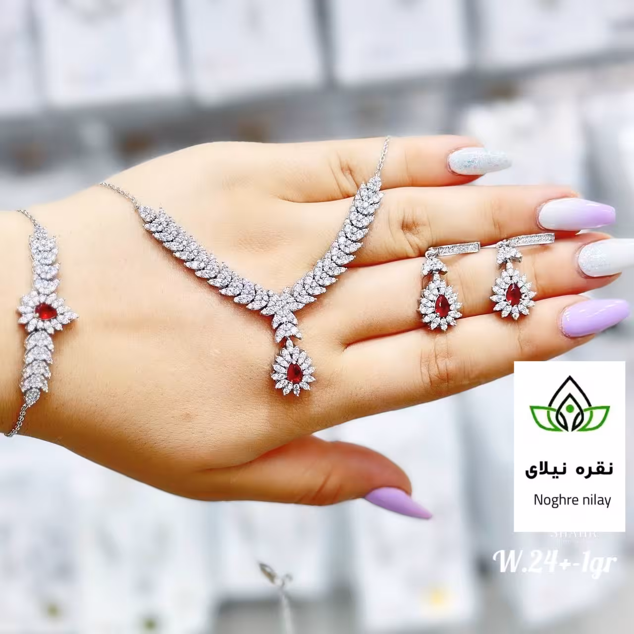 سرویس نقره عیار 925،آبکاری طلا سفید دارای رنگ ثابت تضمینی بدون ریزش نگین . ارسال رایگان و دارای فاکتور معتبر