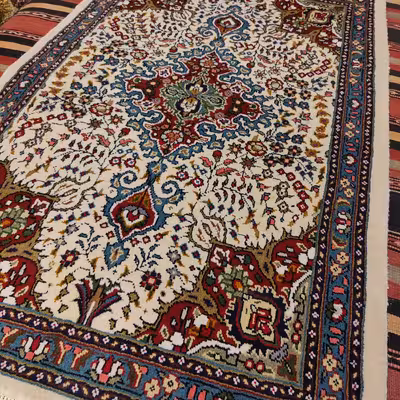 فرش دستبافت یک و نیم  متری طرح ترنج کد SH 95