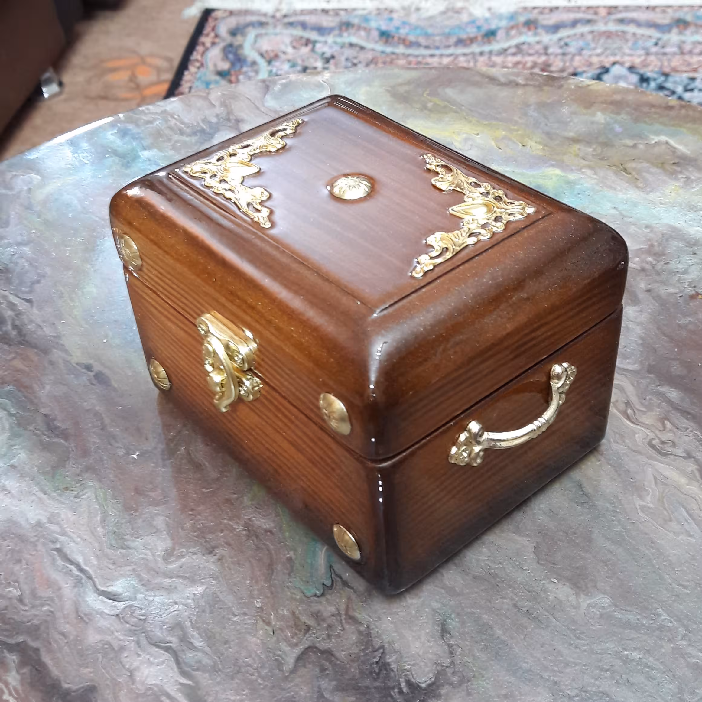 جعبه طلا و انگشتری