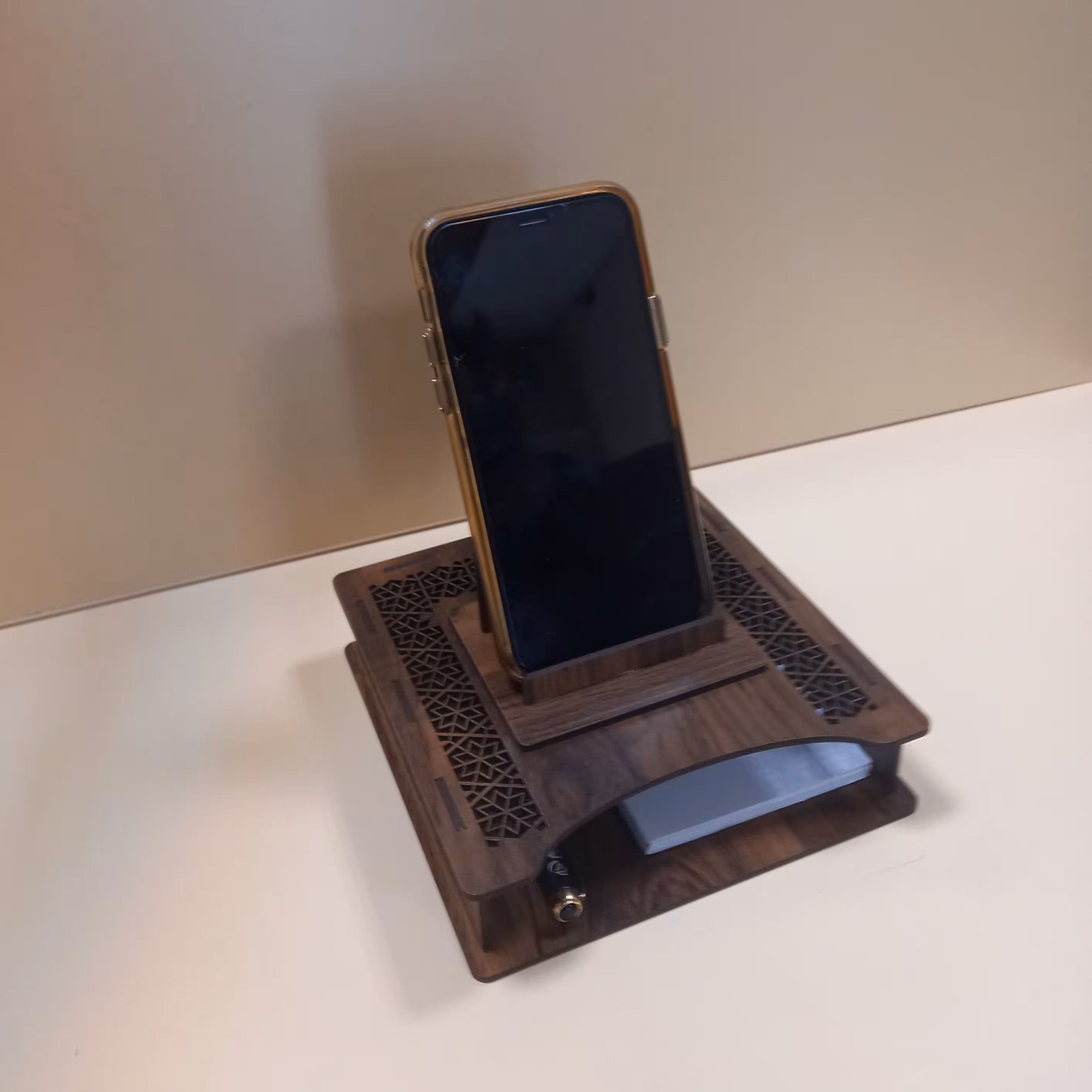 پایه موبایل و جای کاغذ یادداشت