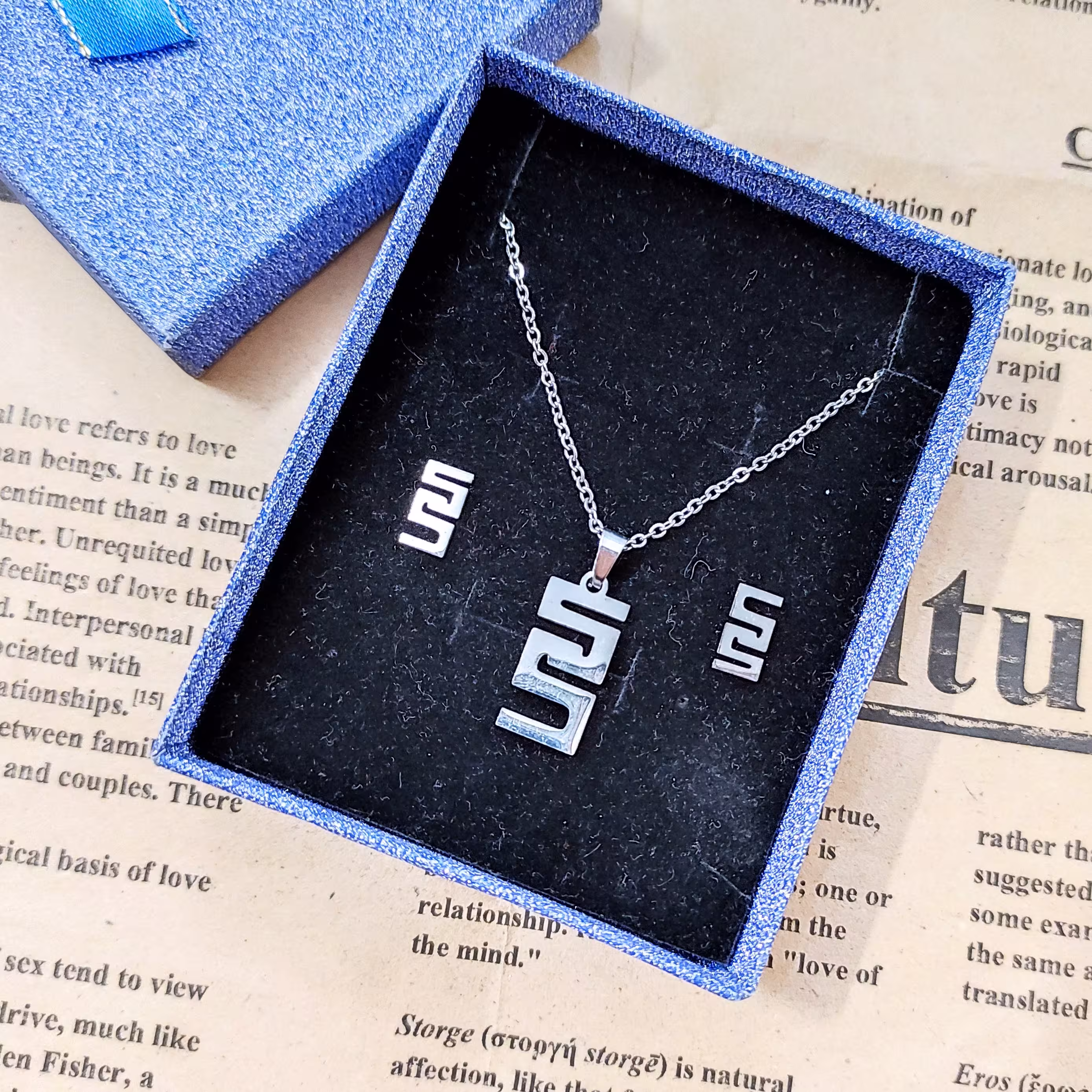 نیم ست ظریف استیل رنگ ثابت رنگ نقره ای شامل پلاک و زنجیر و گوشواره میخی 