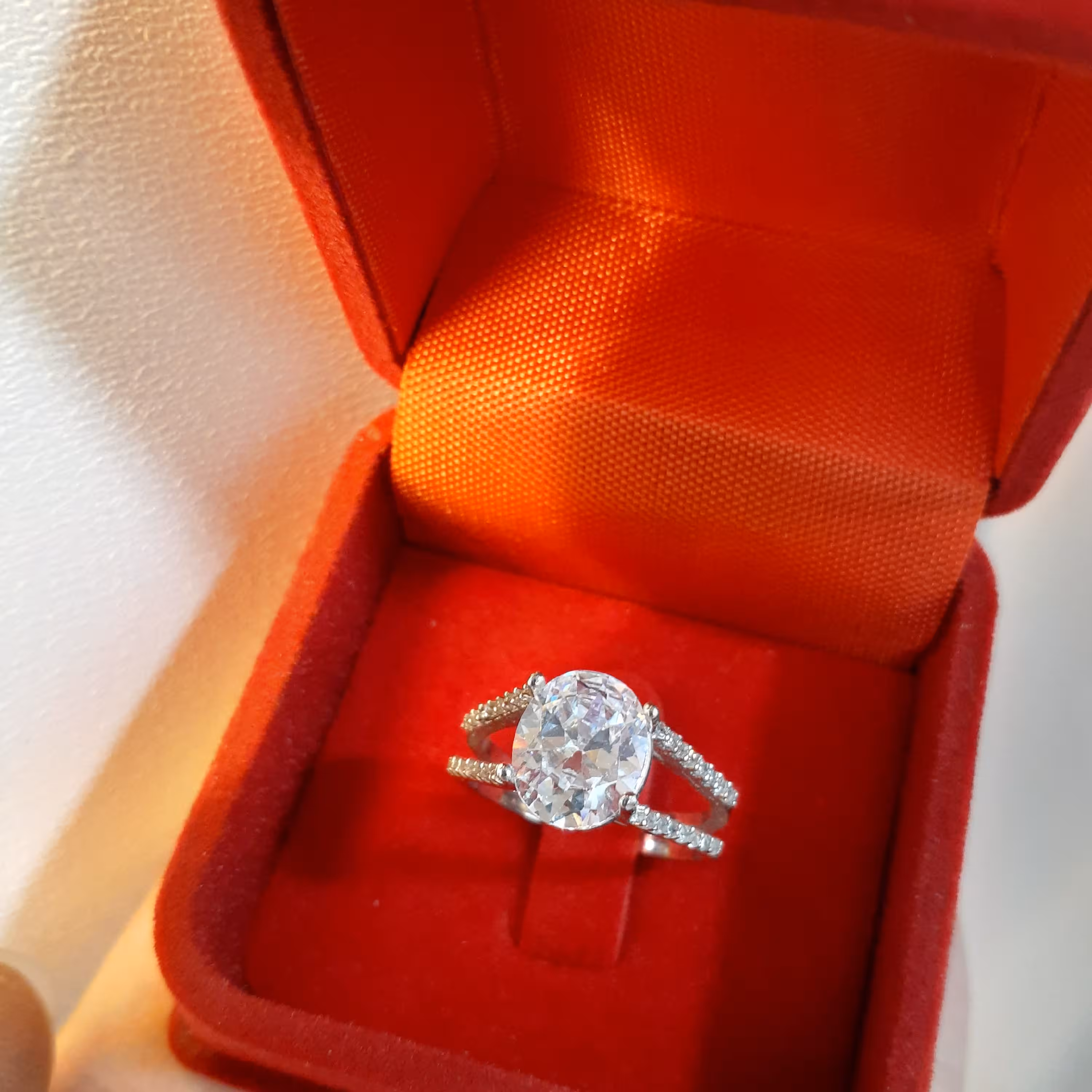 انگشتر نقره جواهری بسیار شیک با عیار 925و آبکاری طلاسفید بدون ریزش نگین