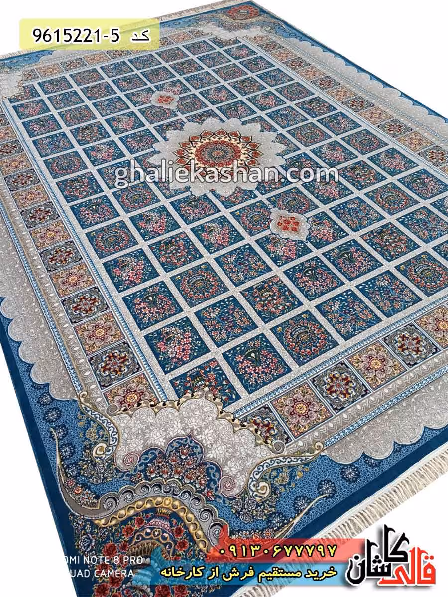 فرش 700 شانه طرح خشتی مانلی زمینه آبی کاشان