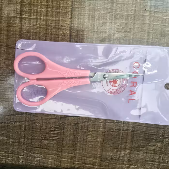 قیچی صورتی برای کوتاهی ابرو