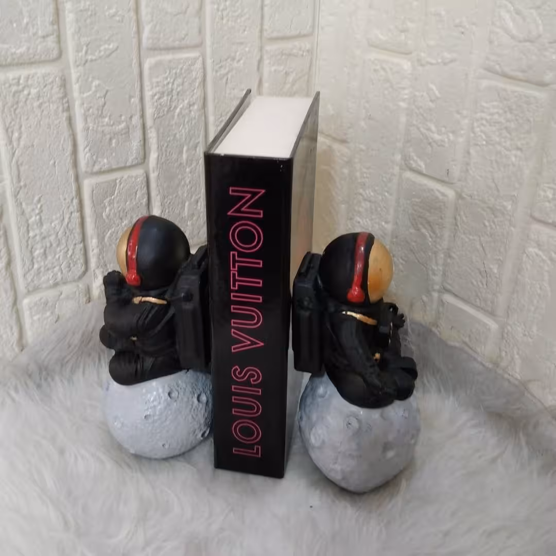 نگهدارنده کتاب مدل فضانورد